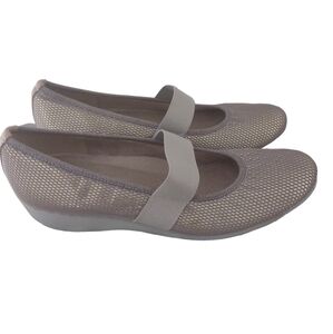 Munro‎ Walking Wedge shoes Size 7M  gold/grey webbed overlay